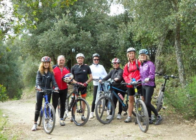  gruppo di amici pronti a godersi un giro in mountain bike 